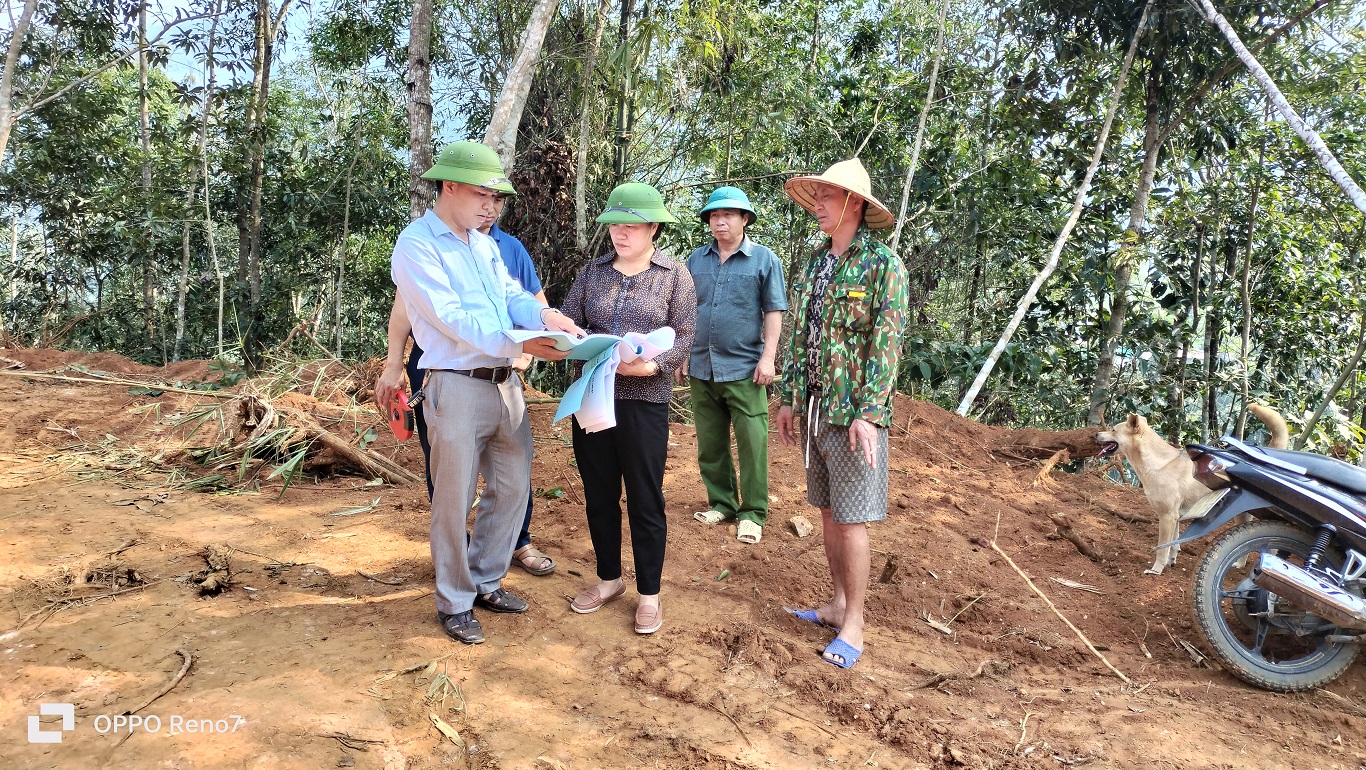 Chủ tịch UBND huyện kiểm tra tiến độ thực hiện các công trình tại xã Yên Đinh và Minh Ngọc
