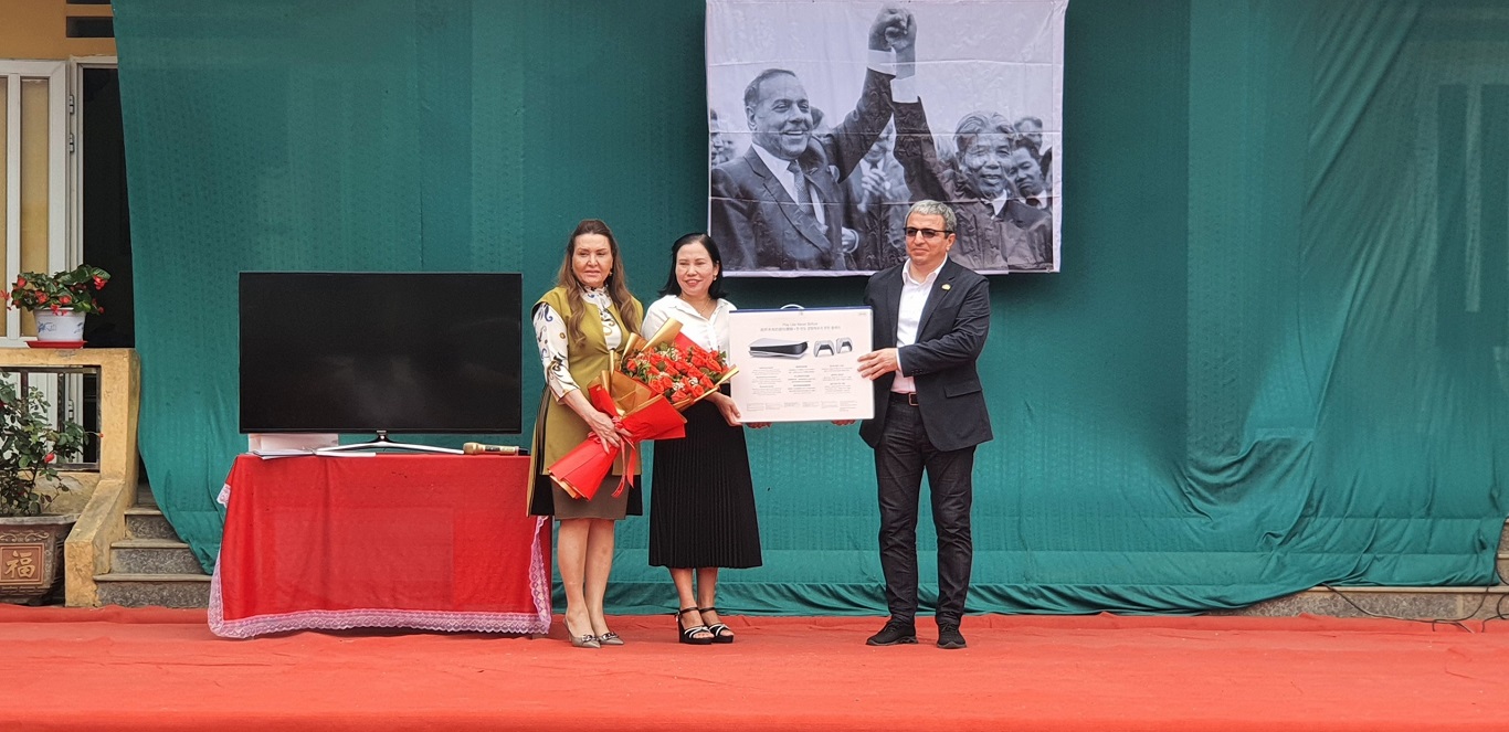 Đại sứ Đặc mệnh toàn quyền nước Cộng hòa Azerbaijan tặng quà tại xã Giáp Trung