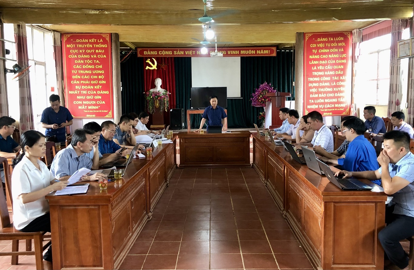 Đoàn giám sát của HĐND huyện làm việc với Đảng ủy xã Đường Hồng