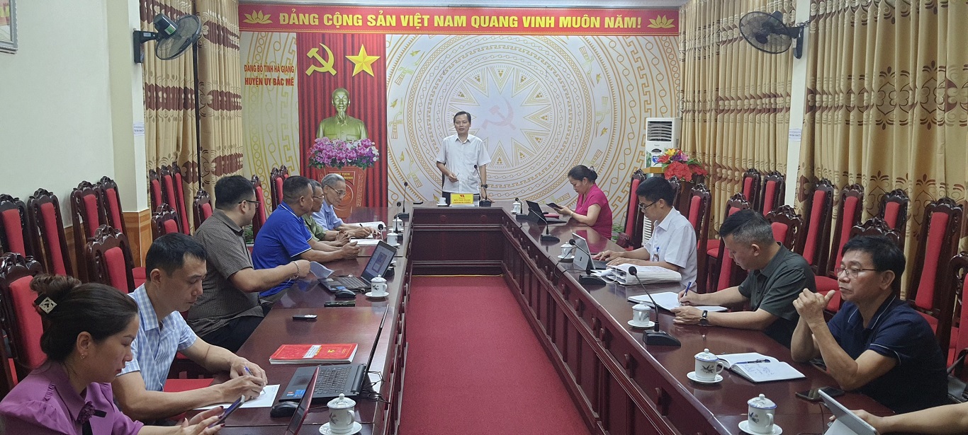 Bí thư Huyện ủy Bùi văn Tuân tiếp công dân thị trấn Yên Phú