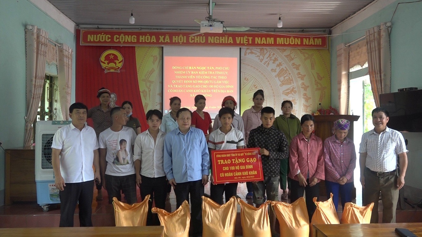 Uỷ ban Kiểm tra Tỉnh ủy trao tặng gạo cho người nghèo ở xã Lạc Nông