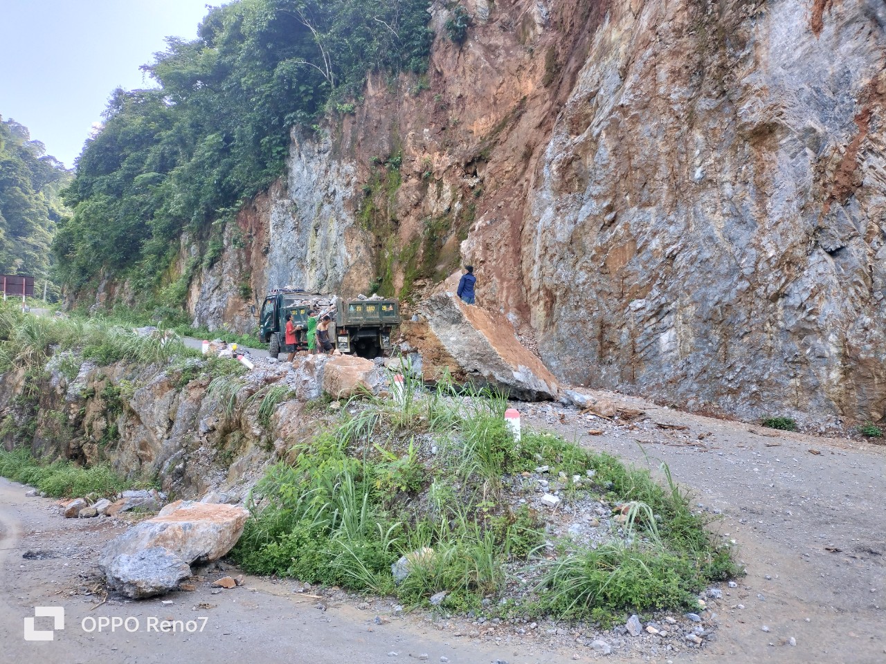 Mặt tuyến đường đầu cầu treo xã Thượng Tân bị hư hỏng xuống cấp