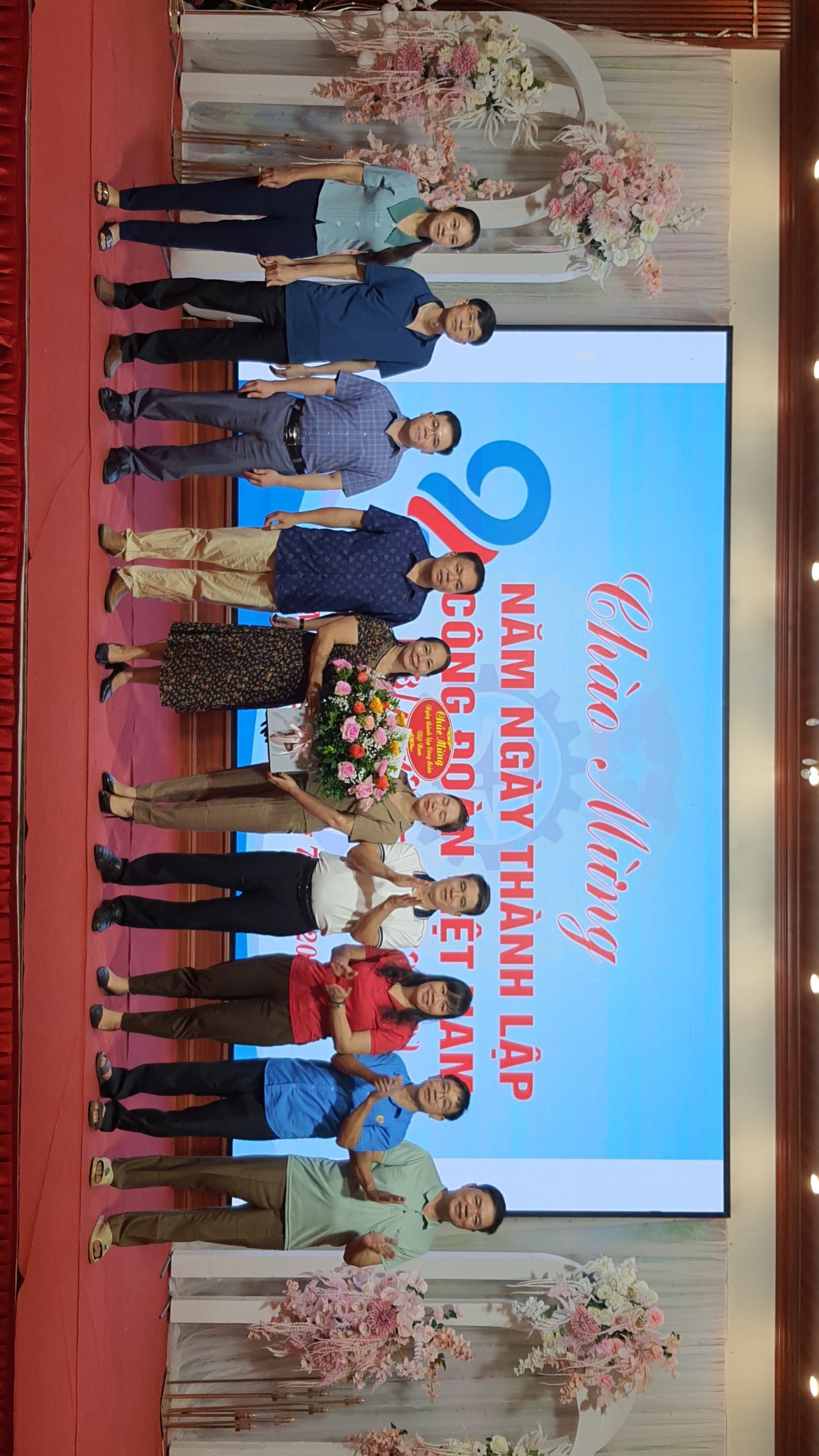 Thường trực Huyện ủy chúc mừng Liên đoàn Lao động huyện nhân kỷ niệm 94 năm ngày thành lập Công đoàn Việt Nam