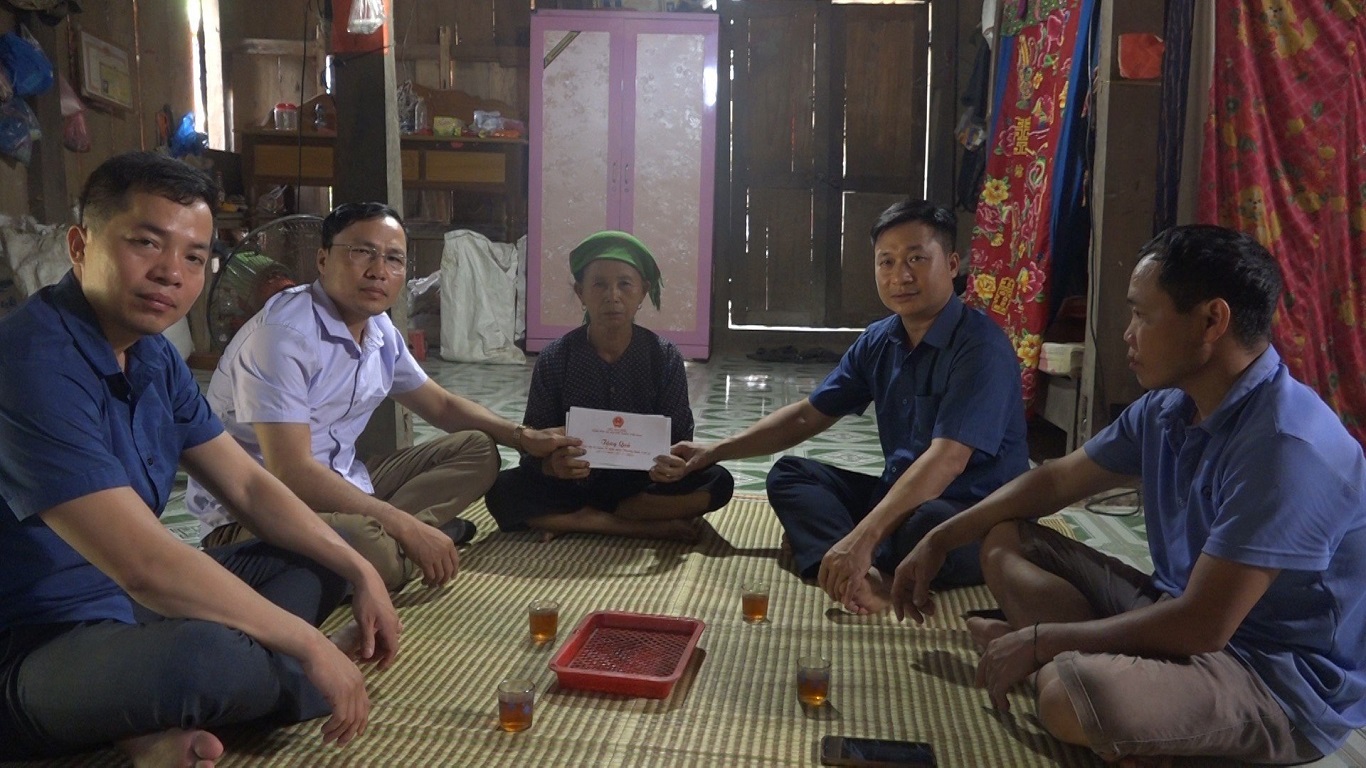 Phó Chủ tịch HĐND huyện Nông Văn Tuyến thăm tặng quà gia đình chính sách tại thị trấn Yên Phú